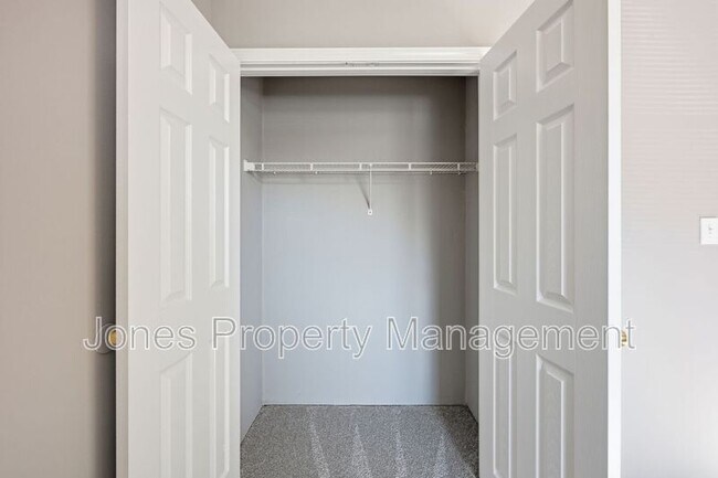 Building Photo - 905 Chimneys Ln