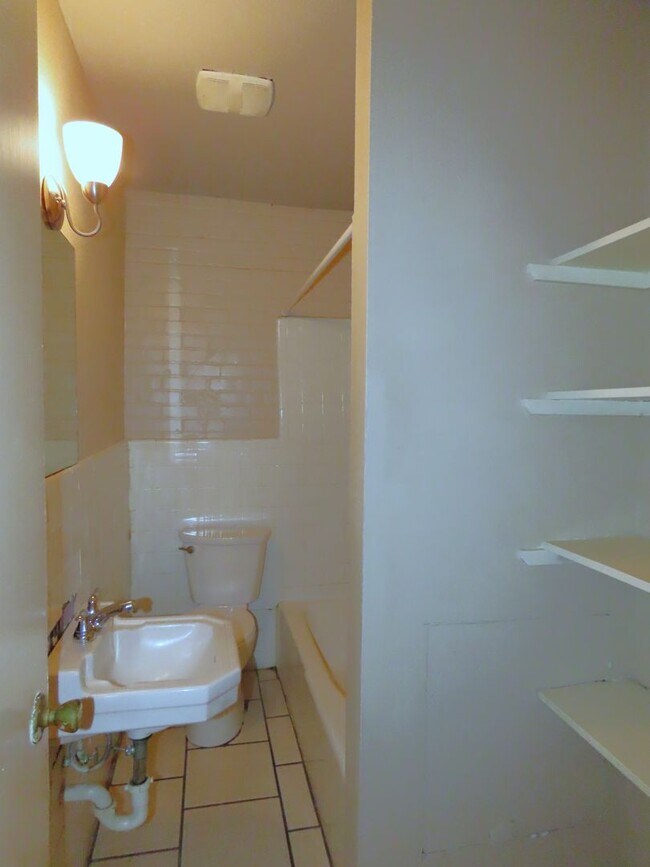 Building Photo - Cozy Two Bedroom One Bathroom Apartment, Texas College Area!