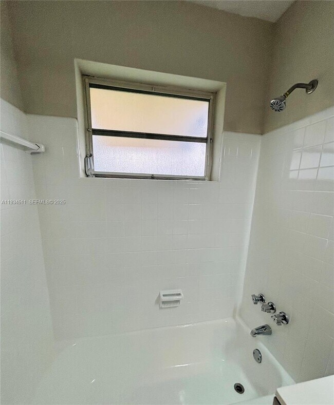 Building Photo - 301 SW 10th Terrace