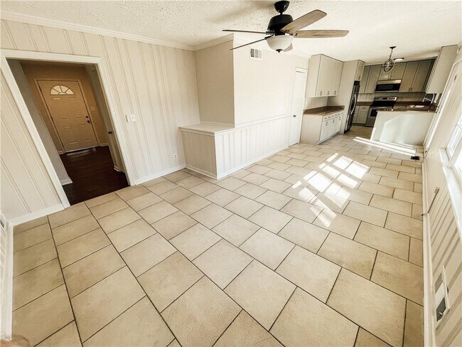 Building Photo - 359 N Victoria Rd