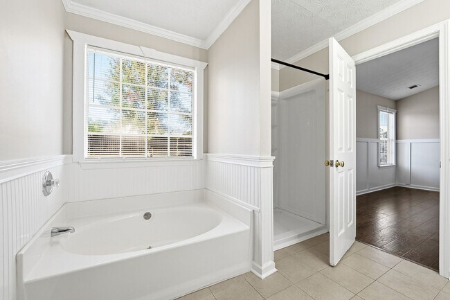 Building Photo - Ranch home with 4 bedrooms and a bonus room.