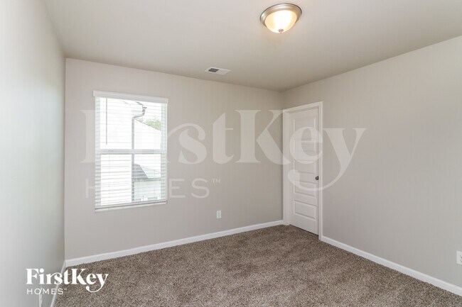 Building Photo - 58 Lauritsen Way