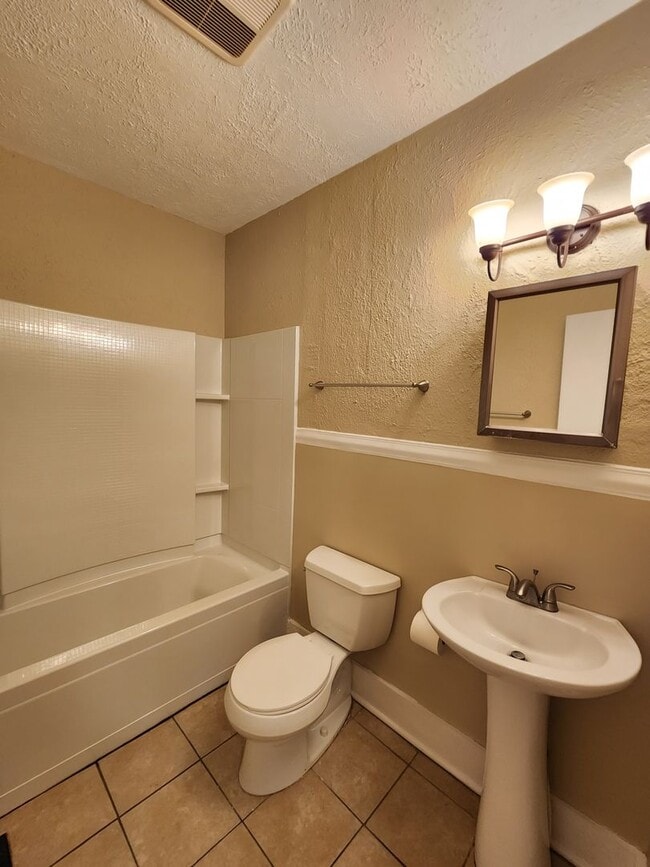 Building Photo - 3 Bedrooms, 1.5 Bath Brick Bungalow with Basement & Large Yard.  Close to UofL.