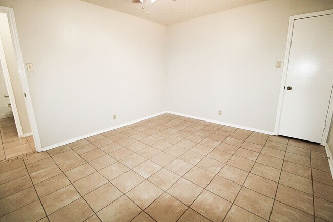 Building Photo - 3223 Tree Grove Dr