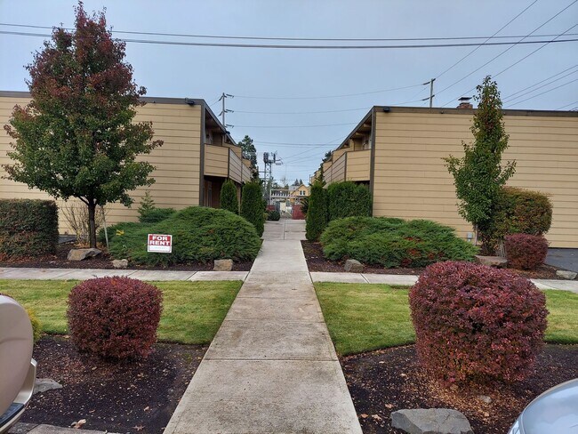 Building Photo - Well-kept 2-story townhome!