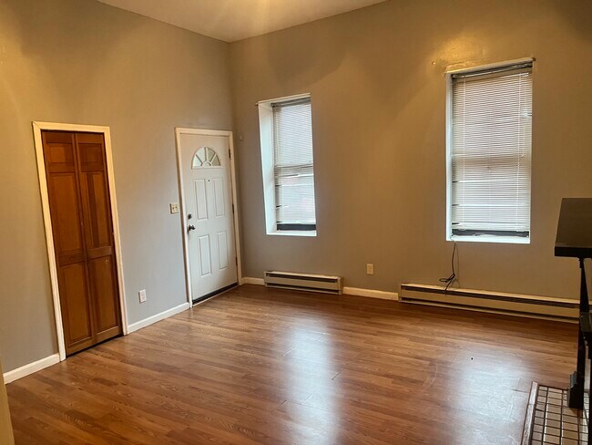 Building Photo - 77 Ten Broeck St