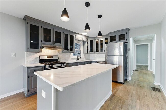 Building Photo - 10 Cochran Rd SE