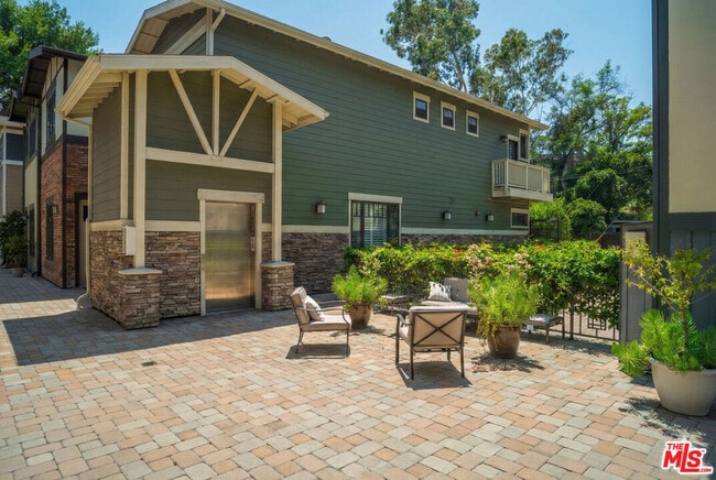 Building Photo - 2020 Holly Dr