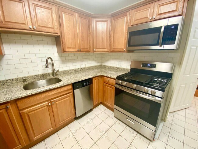 Building Photo - Beautifully Maintained 2br Hampden Townhom...