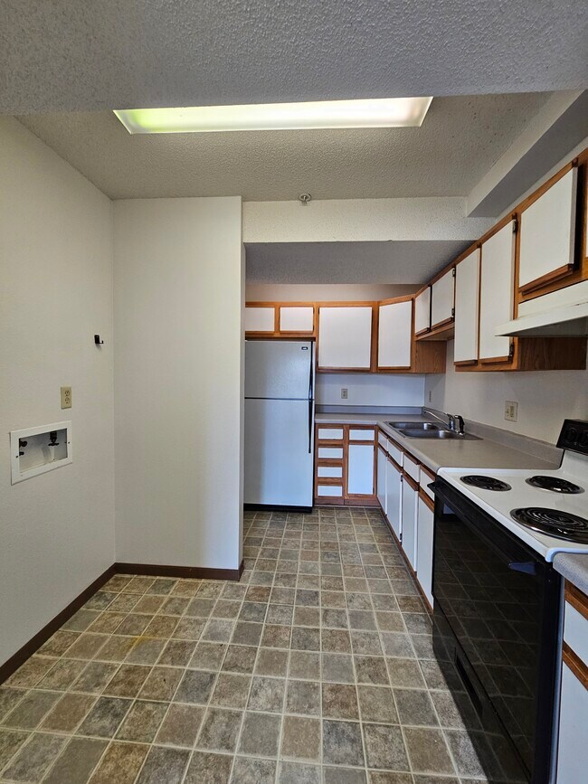 Kitchen / Washer Dryer Hookups - 627 Iowa Ave