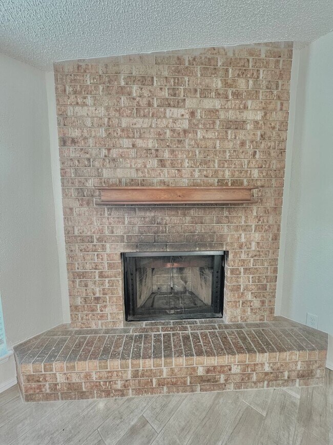 Building Photo - 1008 Acacia Cir