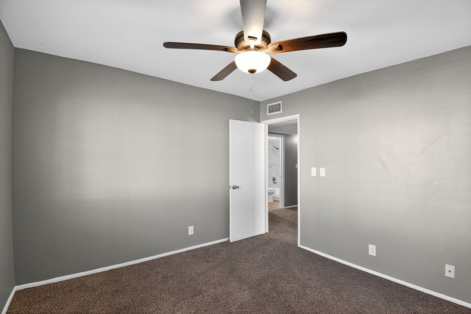 Building Photo - 1228 E Lawrence Ln