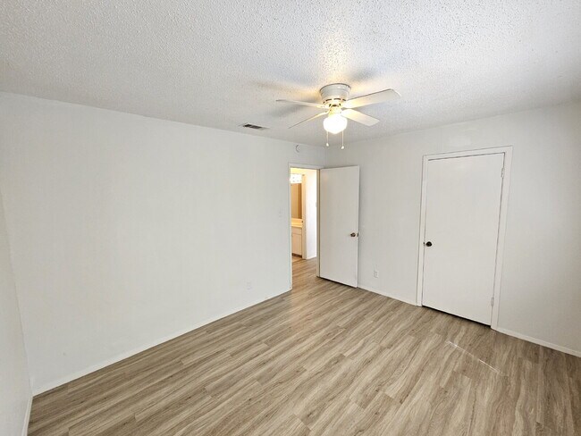 Building Photo - 2 bed/1 bath duplex with flex room