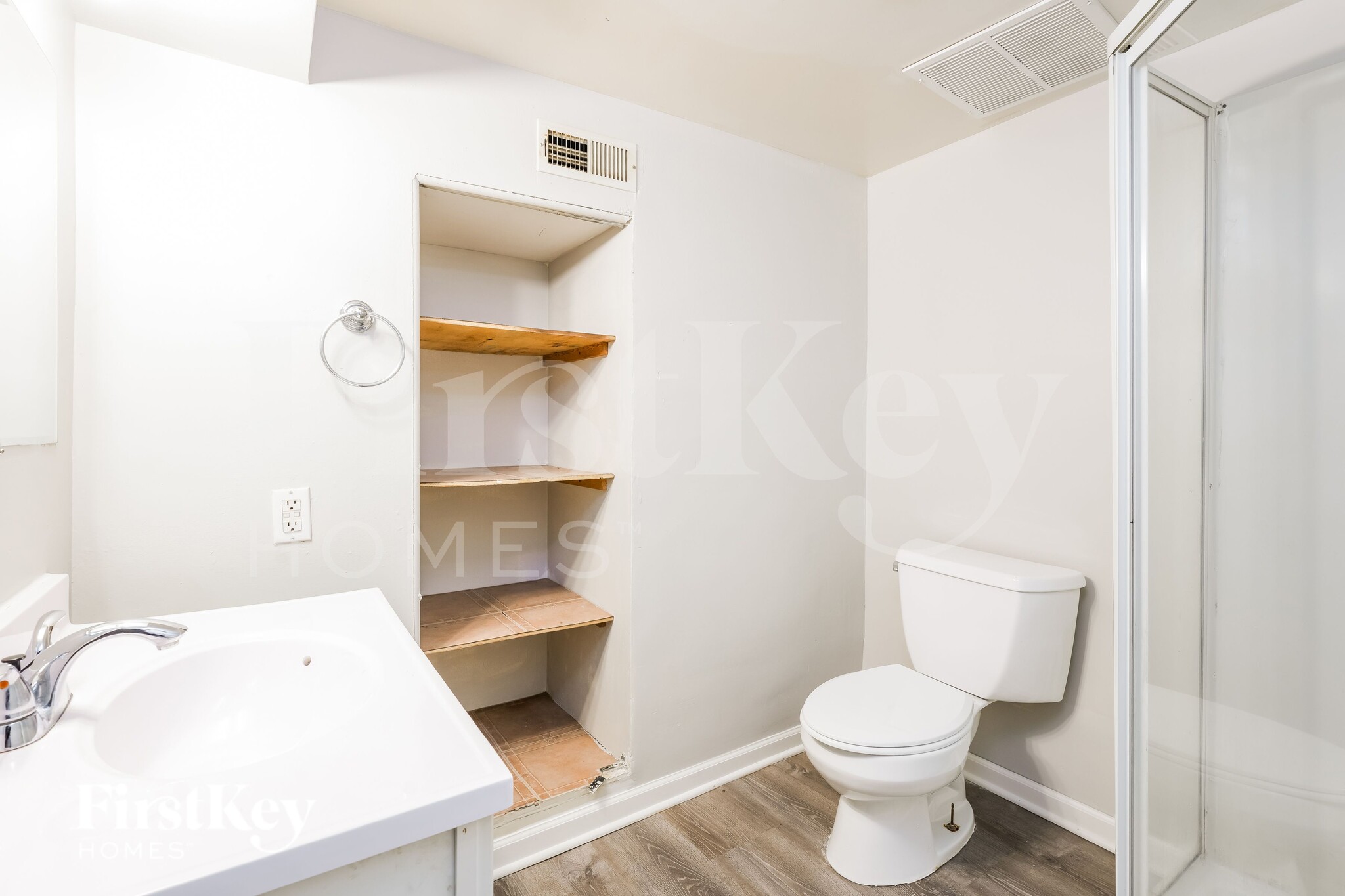 Building Photo - 18523 Oak Ave