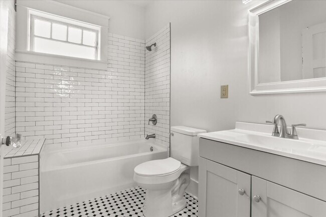 Building Photo - 5 BR- Available June 2027 lease - Renovated House steps from Campus!