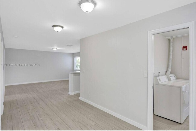 Building Photo - 930 N 14th Ct