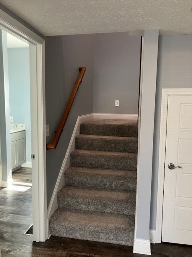 Building Photo - Beautifully Renovated House