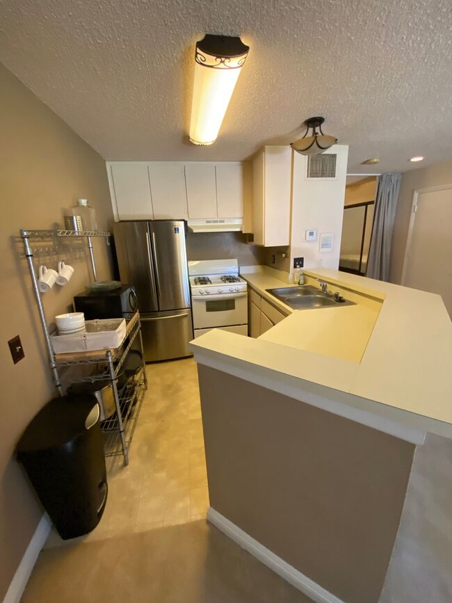 Building Photo - One Bedroom For Rent w/ Tons of Amenities-...