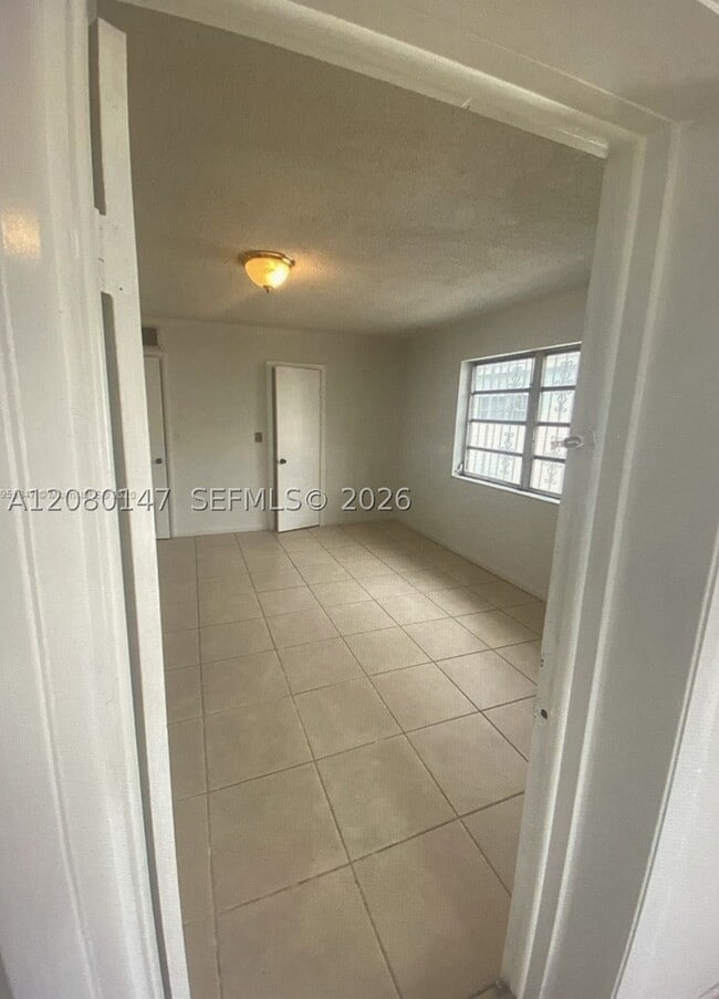 Building Photo - 526 SW 64th Ct