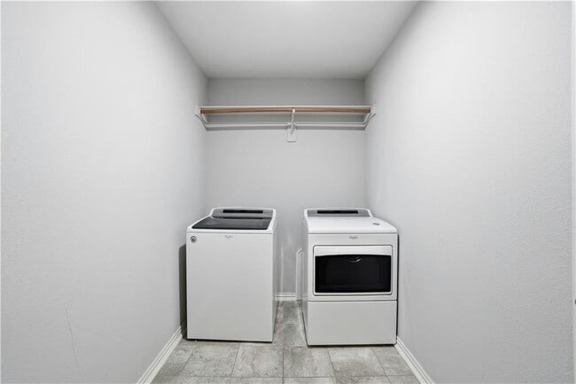 Building Photo - 2007 W Gilligan Ave