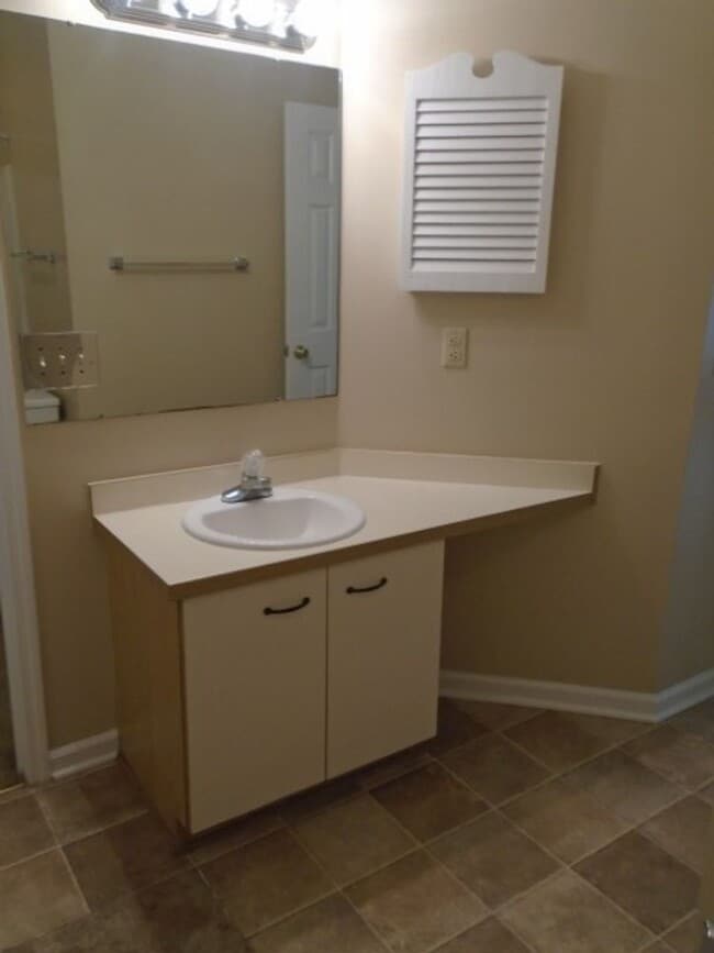 Building Photo - 2 bedroom condo for rent close to base!