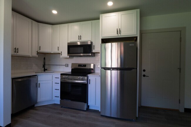 Building Photo - $1,450 / 2br - 560ft2 - RENOVATED 2BD, 1BA...