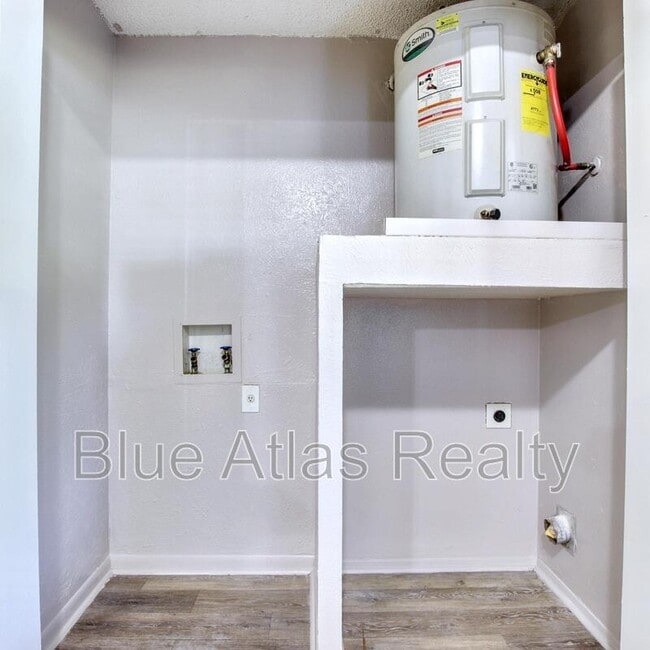 Building Photo - 3901 Royal Crest Dr