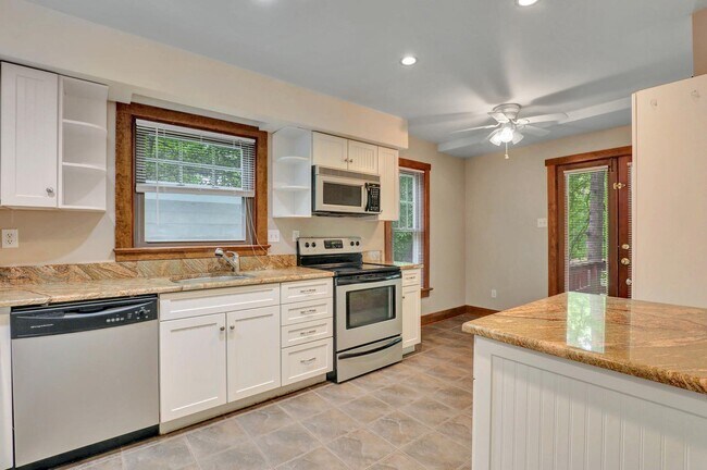 Building Photo - 3 Bedroom Cape in Brandermill!