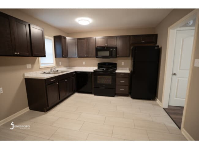 Building Photo - Forest Home Townhouses - NEWLY RENOVATED - Gas Included