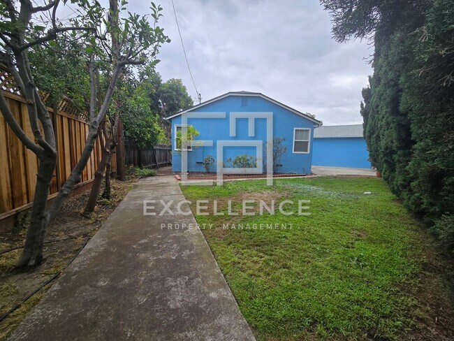 Building Photo - 3/1 Home on Spacious Lot With New Windows/...