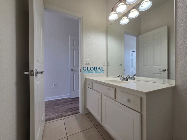 Building Photo - 3Bdrm Townhome -- Gated Community of Vista...