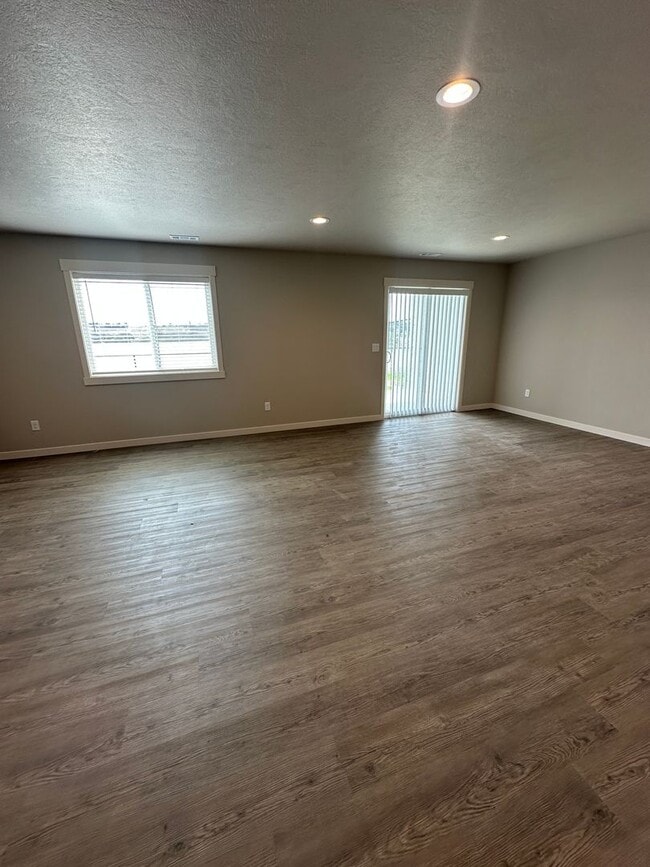 Building Photo - 1417 W Lakeside Dr