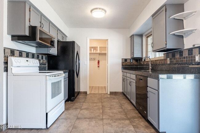 Building Photo - 964 W Hackamore St