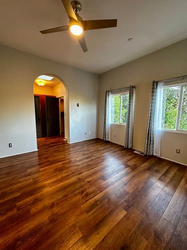 Building Photo - 3 bed 2 bath Well-Maintained Home in Prime...