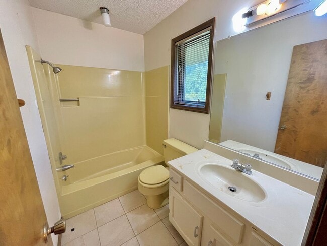 Building Photo - Large 3 bed / 2 bath Available Now!