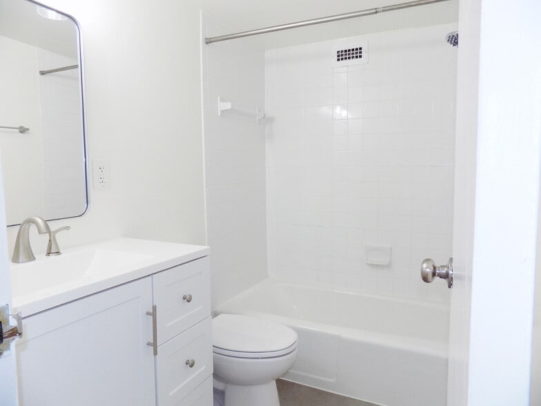 Bathroom - 4600 S Four Mile Run Dr
