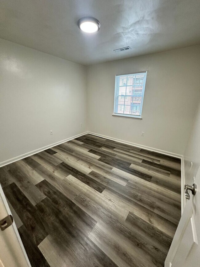 Building Photo - Renovated 4 Bedroom 2 Bath Room Downtown -...