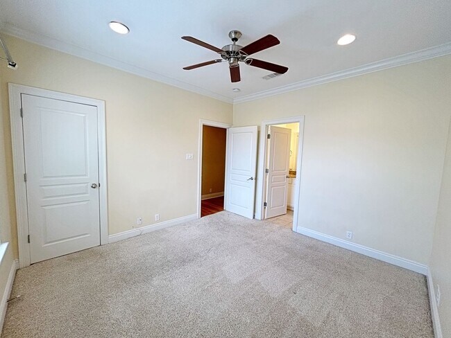 Building Photo - 3 Bedroom Townhouse in Gated Community off...