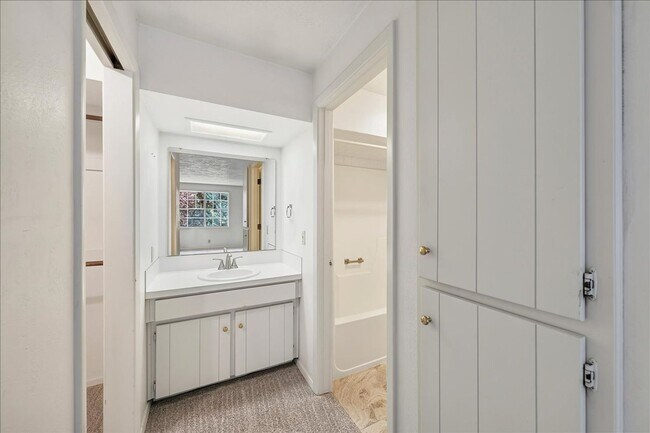 Building Photo - Charming SE Boise Townhome Near the Greenbelt