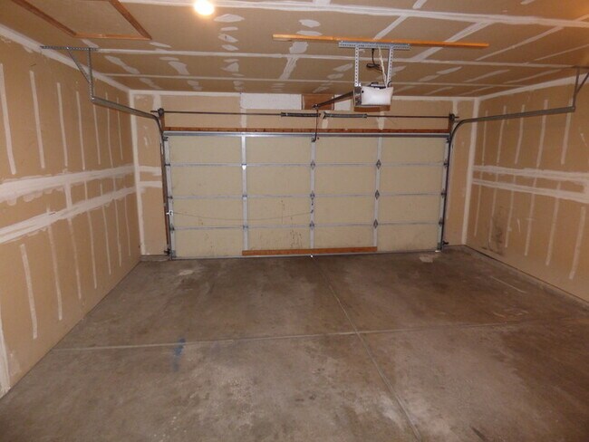 Building Photo - Lovely 3 Bed/2.5 Bath Townhome in Southwes...