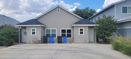 Building Photo - Charming & Spacious Duplex Retreat in Seguin!