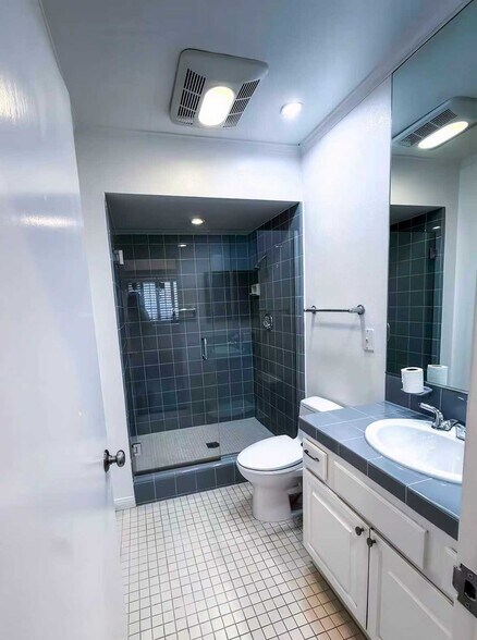 Second en-suite bathroom - 1120 Granville Ave