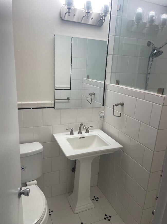 Building Photo - 1722 Judson St