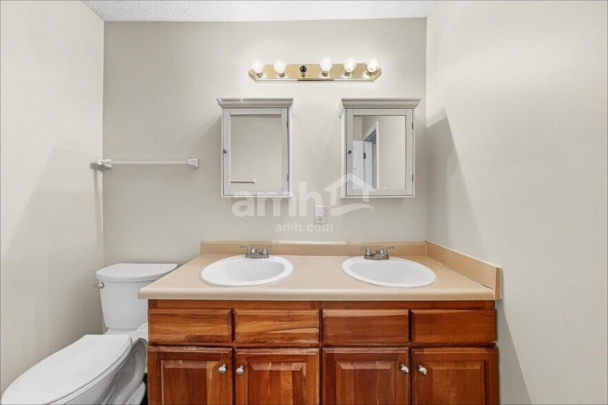 Building Photo - 13227 Summerwood Ln