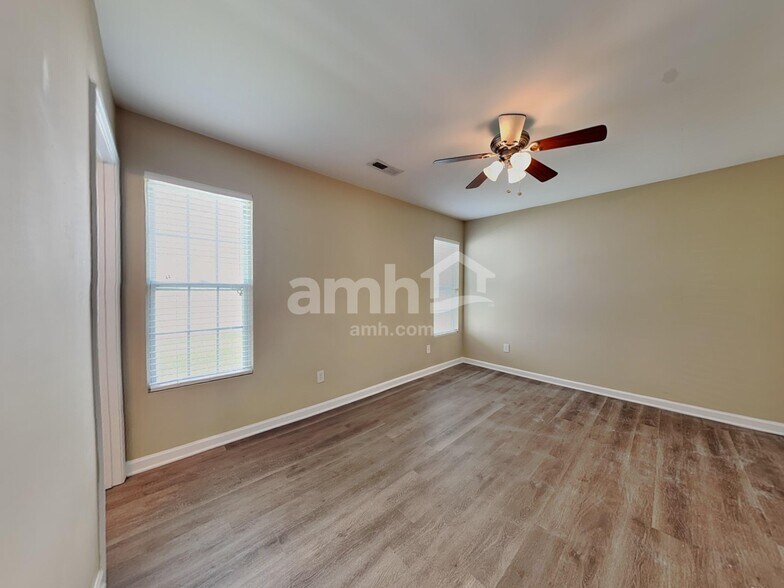 Building Photo - 1860 Oakhurst Park Ln