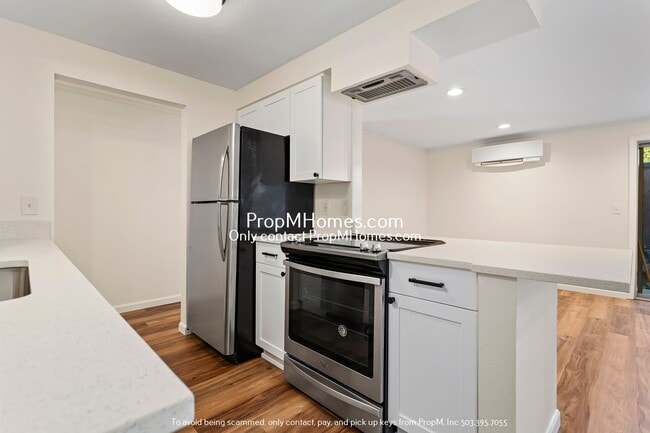 Building Photo - Wonderful Two Bedroom Condo In SE Portland!