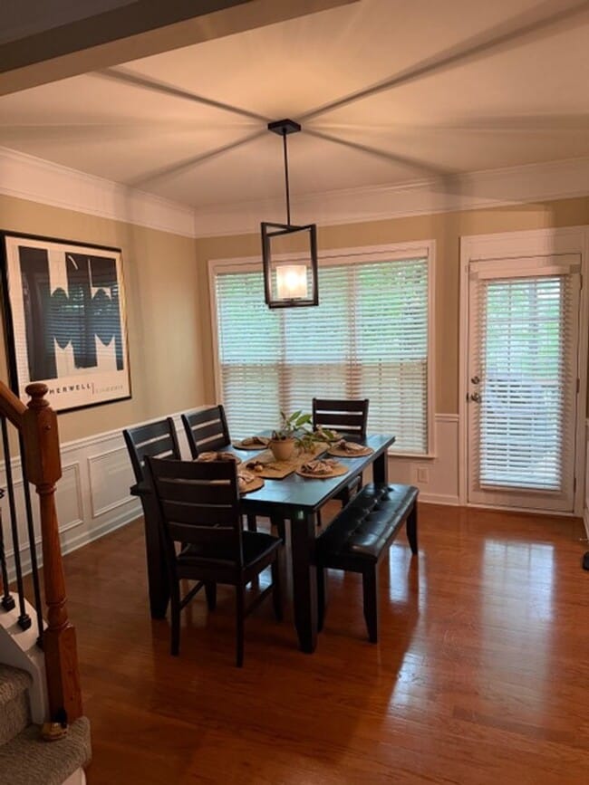 Building Photo - Beautiful Townhome Available in Vinings Overlook!