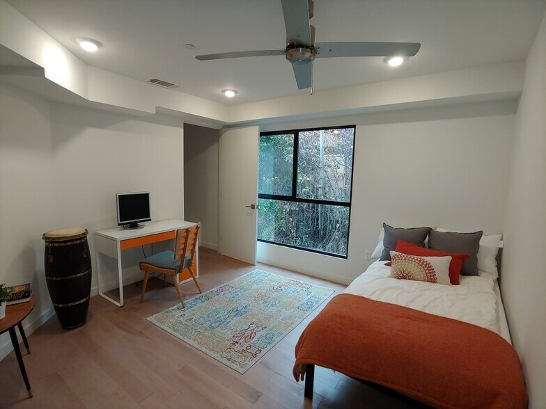 Building Photo - 654 N Virgil Ave