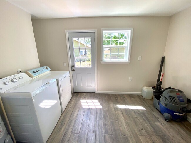 Building Photo - 3 Bedroom Home in Seneca, SC