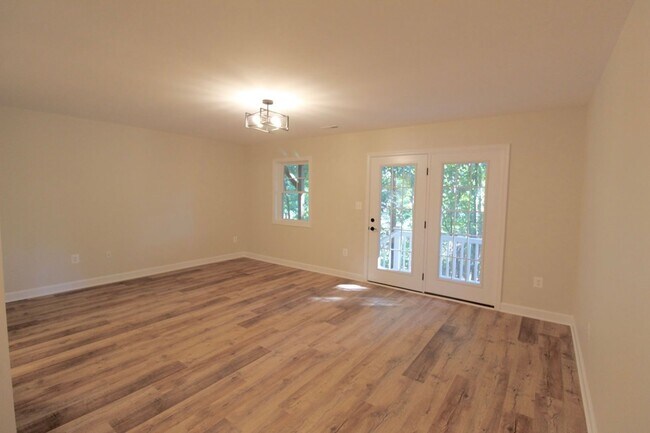 Building Photo - 3 level town home in popular Congers Creek...